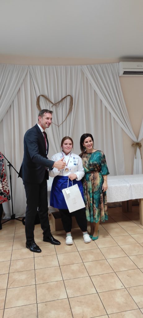 1665906371046 1665906371046